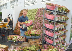 Bram Mathot is well into berries. The trays are now fitted with a protective collar, which prevents plants from snagging on the trolley
